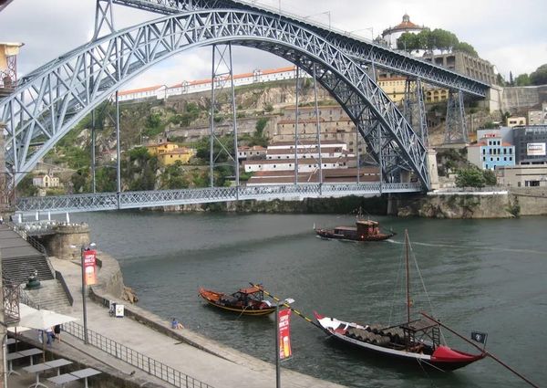 Largo dos Arcos da Ribeira 34, Porto, Porto District 4050-044