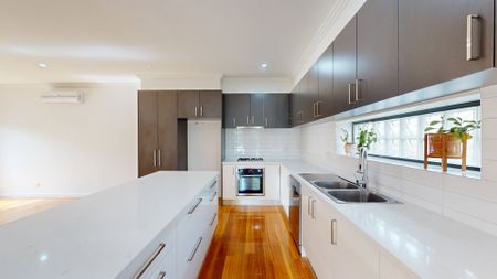 Stunning and Sophisticated 3 Bedroom townhouse - Photo 5
