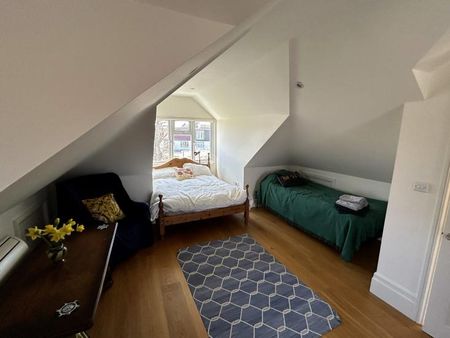Large light double attic with en suite and kitchenette, front lounge and off street parking - Photo 3