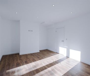 3 bedroom end of terrace house to rent - Photo 4