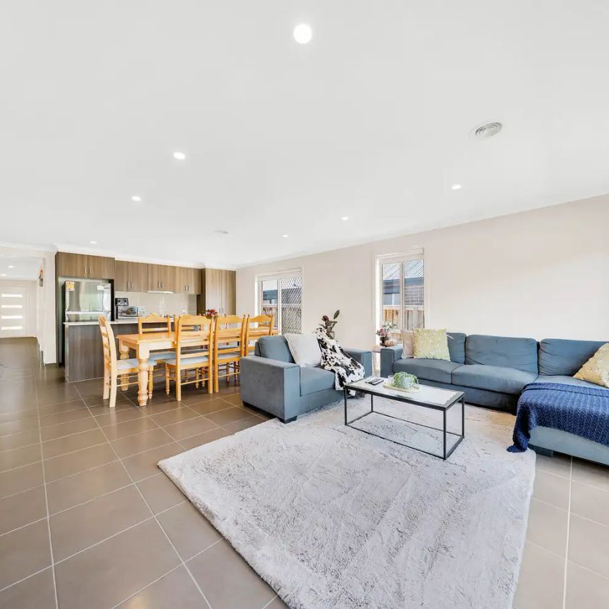 “MODERN 4 BEDROOM PROPERTY IN PRIME LOCATION” - Photo 1