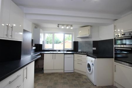 1 bedroom in a house share to rent - Photo 2