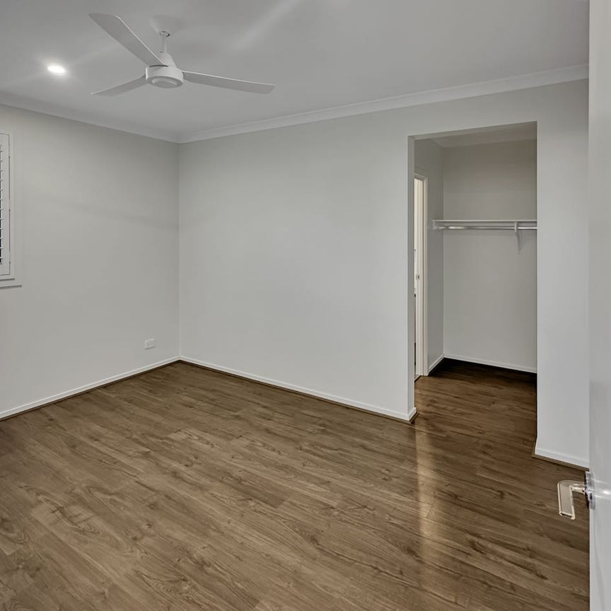 MODERN FAMILY HOME IN COOMERA FORESHORE ESTATE - Photo 1