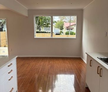 Modern Mt Albert Home – Newly Renovated! - Photo 1