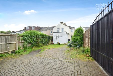 3 bedroom semi-detached house to rent - Photo 2