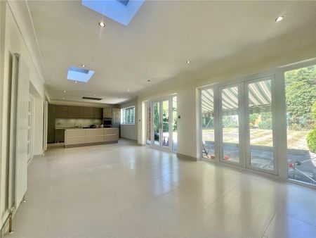 4 bedroom detached house to rent - Photo 3