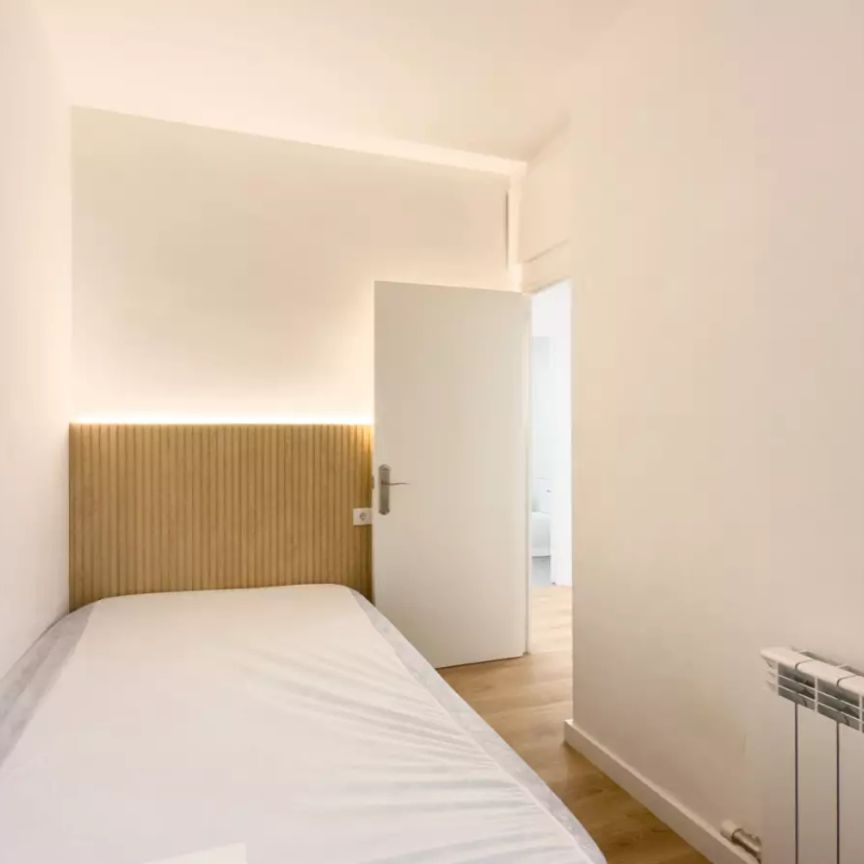 Room in a shared 4-bedroom apartment for rent in Sant Antoni, some bills included - Photo 1