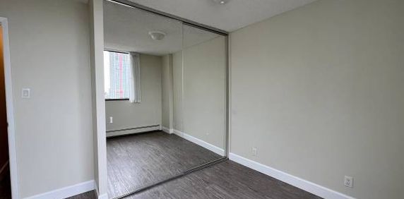 1 BEDROOM-20th floor Beautiful Apartment / Convenient location / - Photo 2