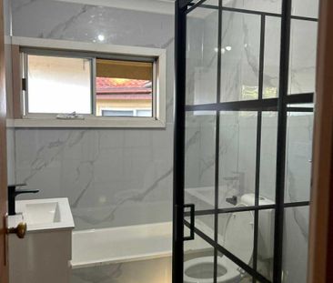 2 Bedroom House | Freshly Renovated | Convenient Location - Photo 6