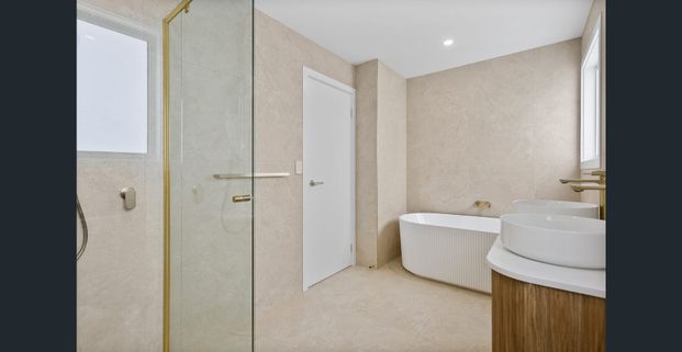 The smell of 'Brand New' - Photo 1