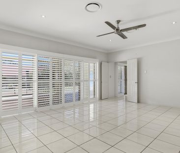 THIS HOME HAS IT ALL - POOL, SHED & MULTIPLE LIVING AREAS - Photo 3