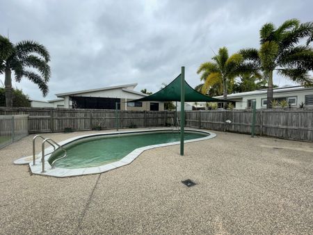 Large home with pool and close to the beach - Photo 3