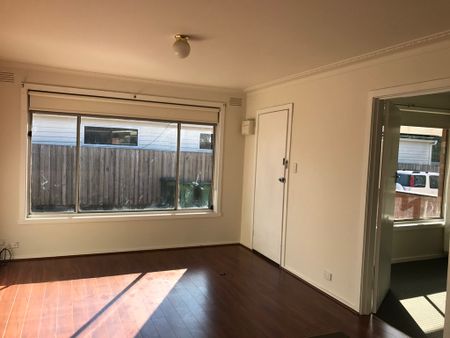 Ideally located 2 bedroom unit - ready to move in now! - Photo 2