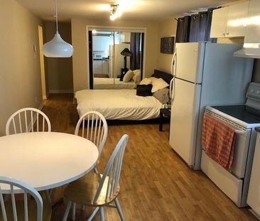 Bachelor meublé et chauffé disponible 1er juillet dans un secteur p... - Photo 4