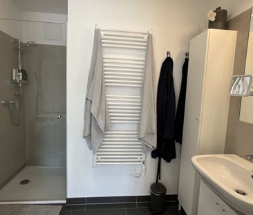 Moderne 2 Zi -Wohnung mit großzügiger Loggia - nahe Milleniumcity (... - Photo 1