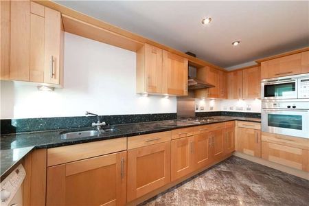 A very good furnished 7th floor with lift apartment with far reaching views across London. - Photo 3