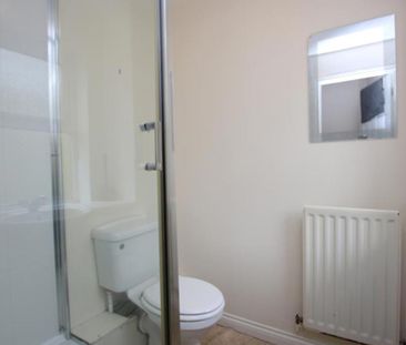*** STUDENT HOUSE *** A fantastic opportunity to rent a room in thi... - Photo 4