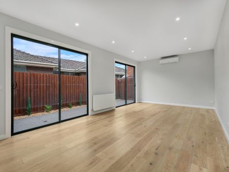 Contemporary Townhouse Boasting with Natural Light - Photo 3