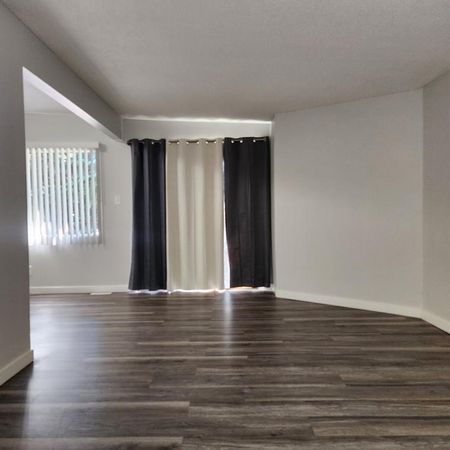 Family Friendly Three Bedroom Unit - Photo 2