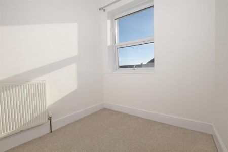 3 bedroom flat to rent - Photo 2