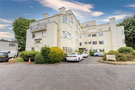 An ideal three bedroom flat located on the second floor of a well-presented building on Nightingale Lane - Photo 5