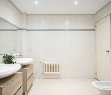 Room in a shared 7-bedroom apartment for rent in Castellana. - Photo 5