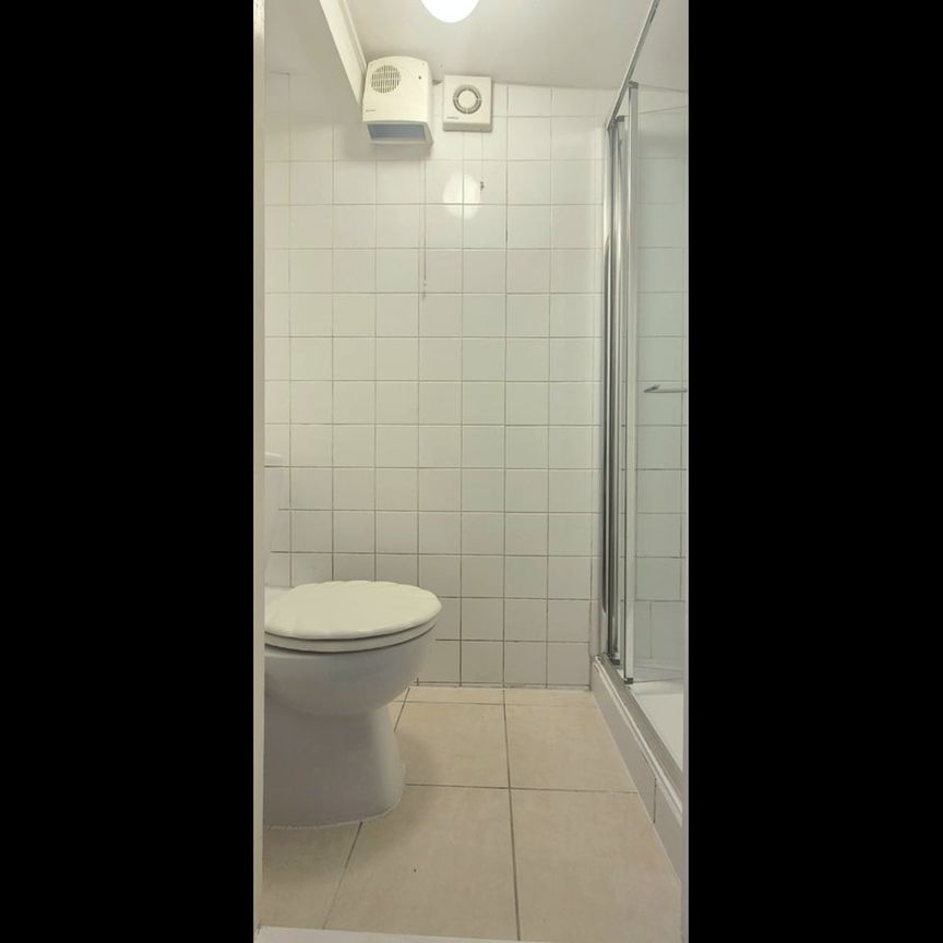 Studio Flat, Beverley Gardens, NW11 - Photo 1