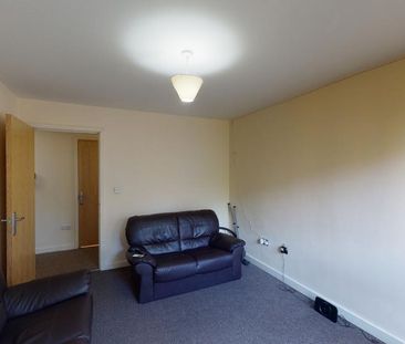 2 bedroom ground floor flat to rent - Photo 1