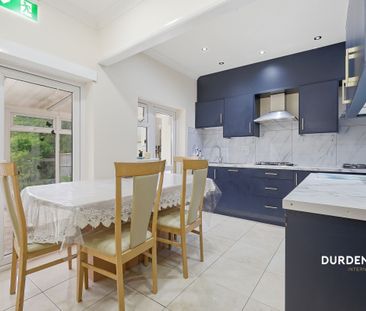 Avondale Crescent, Ilford, IG4 - Photo 3
