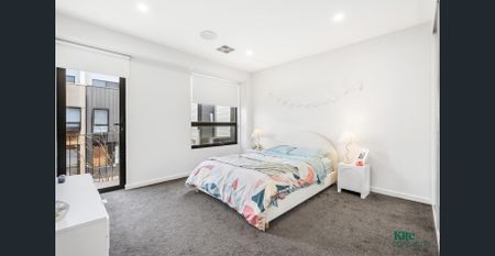 Contemporary Three-Level Living with Dual Rooftop Terraces - Photo 2