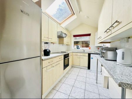 5 Bed Terraced House, Cycle Road, NG7 - Photo 2