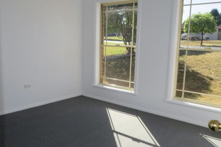 FRESH AND BRIGHT SPACIOUS 3 BEDROOM HOME! - Photo 5