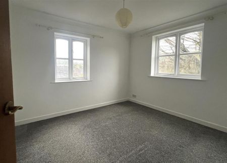 4 bedroom semi-detached house to rent - Photo 4