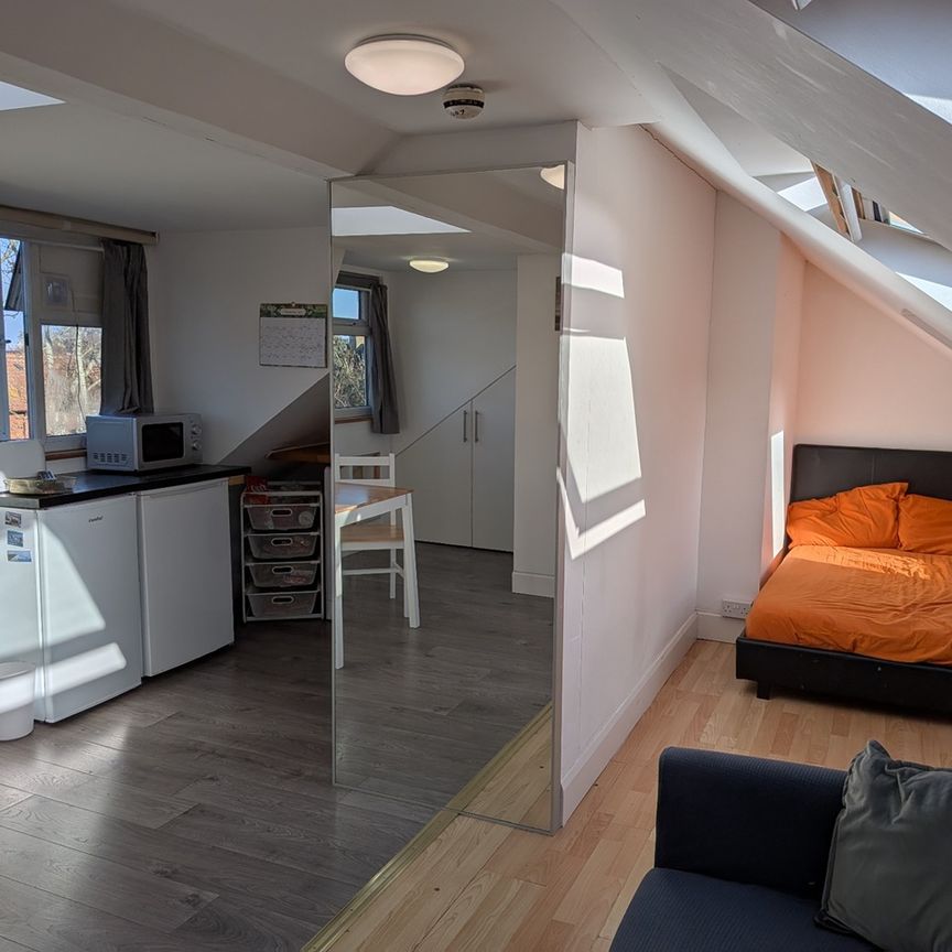 Studio Flat, Elmshaw Road, SW15 - Photo 1