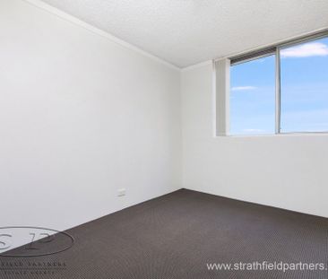 Renovated top floor unit with views! - Photo 2