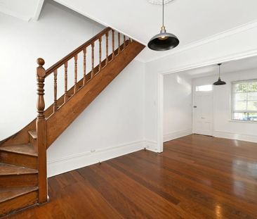 Bright and Fresh 2 bedroom house in fantastic location - Photo 5