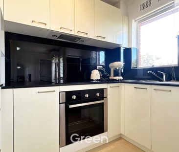 Bright, Updated & Charming One-Bedroom Unit in Prime Location! - Photo 3