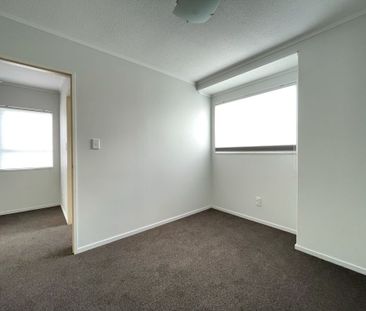 2 Bedroom in sunny Stokes Valley entrance - Photo 3
