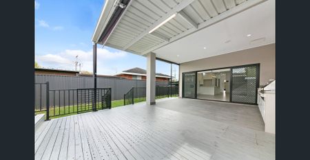 Air-Conditioned Four-Bedroom Duplex with Two Living Areas - Photo 4