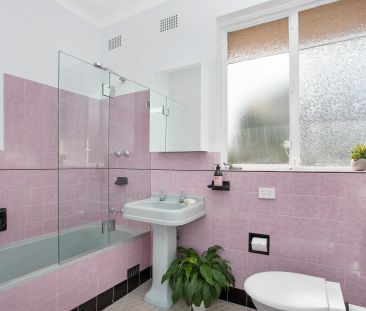 Light Filled Renovated Two Bedroom Apartment - Photo 3