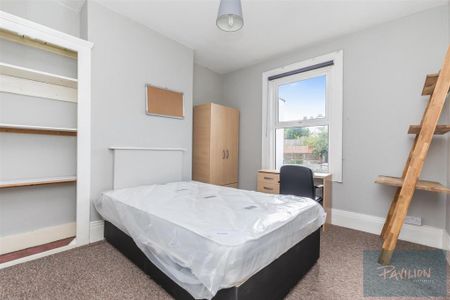 4 bedroom semi-detached house to rent - Photo 2