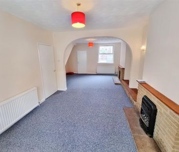 3 Bedroom House to Rent in Portland Road, Rushden, Northants, NN10 - Photo 1