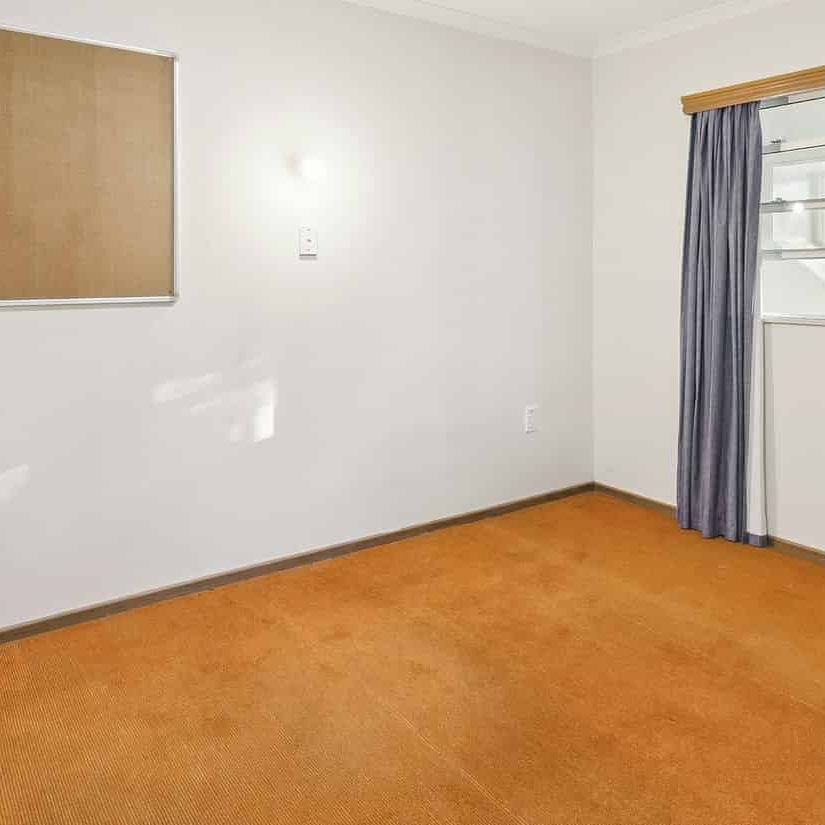 4 BR Kelburn Flat with 2 courtyards - Photo 1