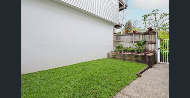 SPACIOUS FAMILY LIVING! PARTIALLY FURNISHED FOR YOUR CONVENIENCE! - Photo 1