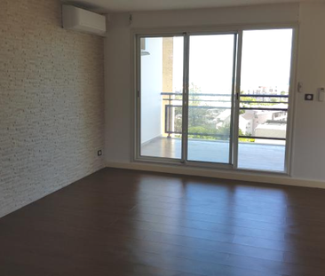Location Appartement 4 pièces 75m² ST DENIS 97400 - Photo 1
