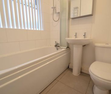2 bedroom end of terrace house to rent - Photo 3