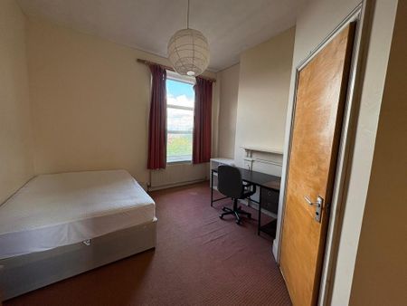 3 bedroom flat to rent - Photo 3