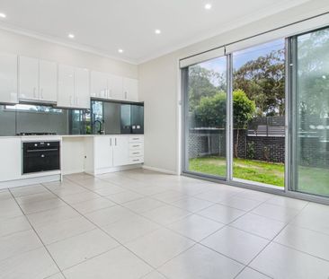 Two-Bedroom Townhouse with Courtyard - Photo 5