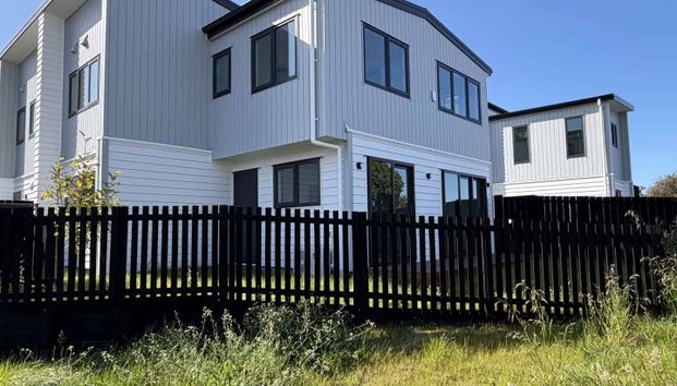 Modern 4-Bedroom Family Townhouse in Manurewa - Photo 1