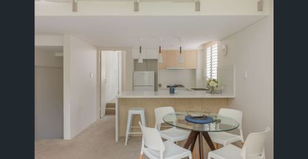 Split-level apartment in private laneway setting - Photo 4